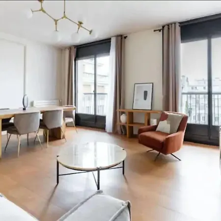 Avenue Montaigne Luxury 2br 4p