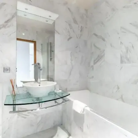 Apartment Avenue Montaigne Luxury 2br 4p Paris