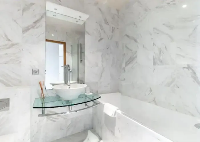 Appartamento Avenue Montaigne Luxury 2br 4p Parigi
