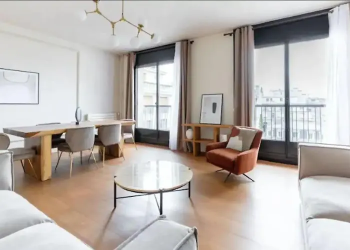 Avenue Montaigne Luxury 2br 4p