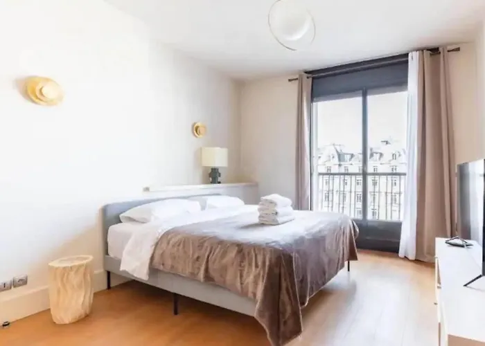 Avenue Montaigne Luxury 2br 4p 巴黎